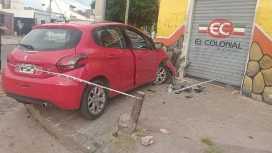 Córdoba: corría picadas, lo descubrieron y se estrelló contra una fiambrería