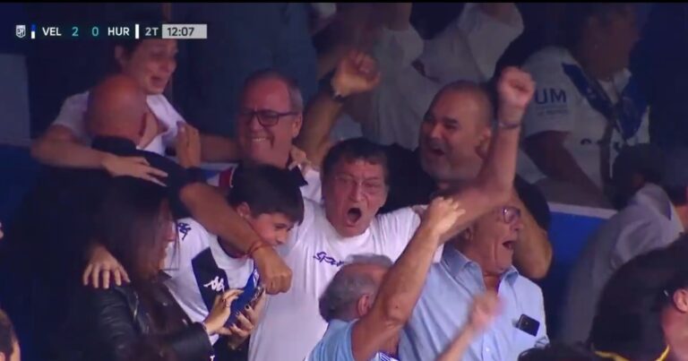 El festejo de Julio César Falcioni en la platea de Vélez