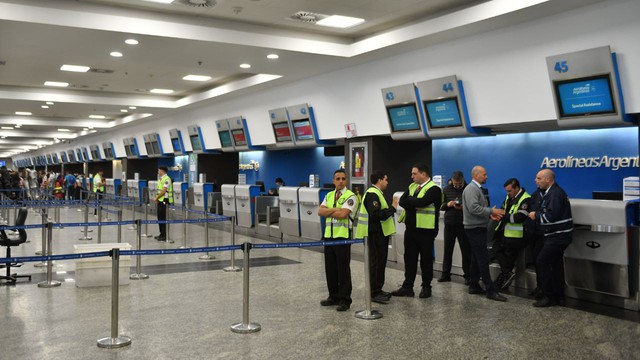 Aerolíneas: por reclamo de paritarias, gremios activarían nuevos paros en plena temporada