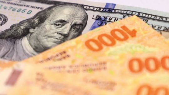 El gobierno anticiparía ajustes económicos con posibles bajas en tasas y tipo de cambio