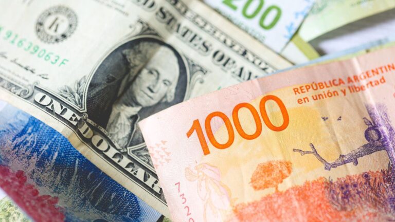 El BCRA avanza hacia la competencia de monedas y habilita medios de pago en dólares