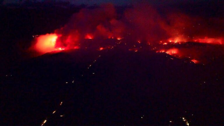 El Bolsón, en vilo por el avance de los incendios forestales: convocan a voluntarios