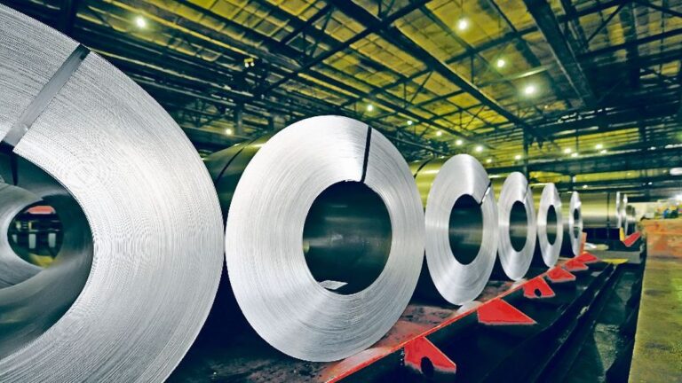 Donald Trump afirmó que subirá los aranceles al acero extranjero del 25% al 50%