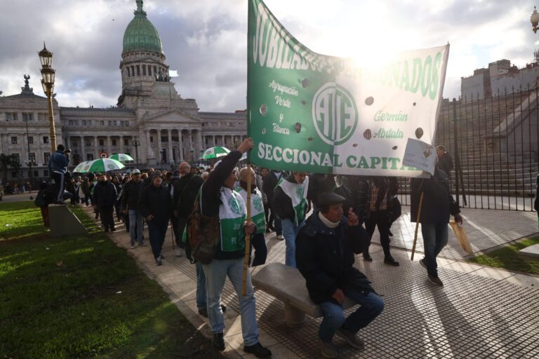 Crecen las protestas de trabajadores del Congreso por el deterioro salarial