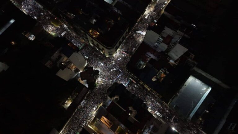 Impresionante vigilia en la casa de Cristina Kirchner, en apoyo tras el fallo de la Corte Suprema