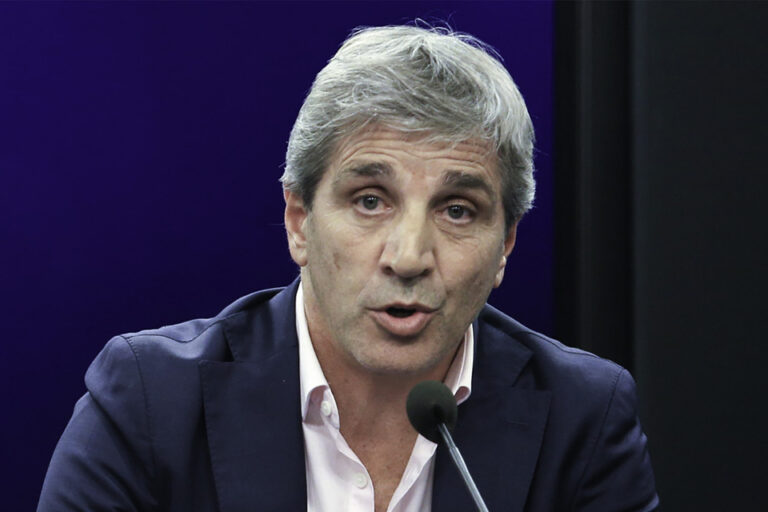 Caputo vuelve a salir a la caza de divisas