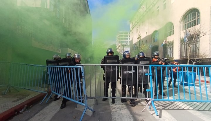 Llaryora busca imitar a Bullrich y prepara una avanzada represiva