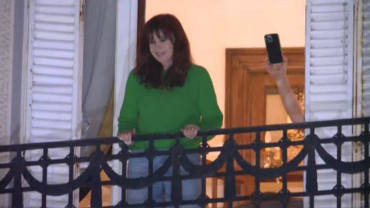 Tras la aclaratoria judicial, Cristina Kirchner volvió a saludar desde el balcón