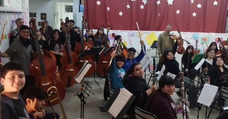 La Orquesta Escuela de Bahía Blanca que perdió todo tras la inundación volvió a tocar