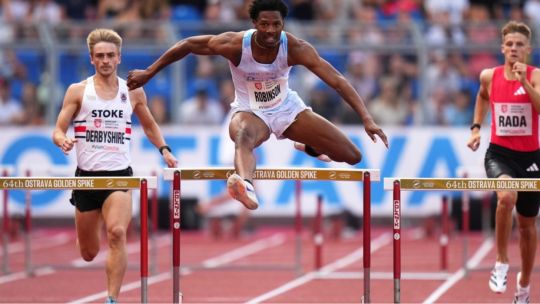 Percance viral: Chris Robinson ganó la carrera, pero sufrió un accidente íntimo que lo incomodó