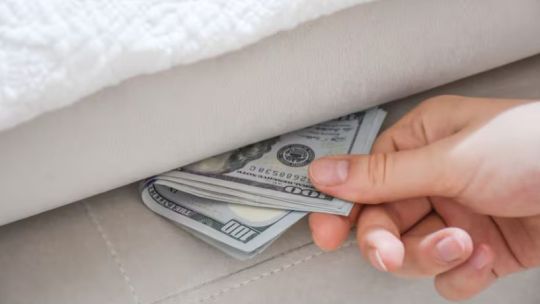 El INDEC reveló cuántos dólares tienen los argentinos debajo del «colchón»