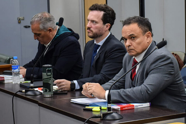 Procesan a ex secretario por escuchas