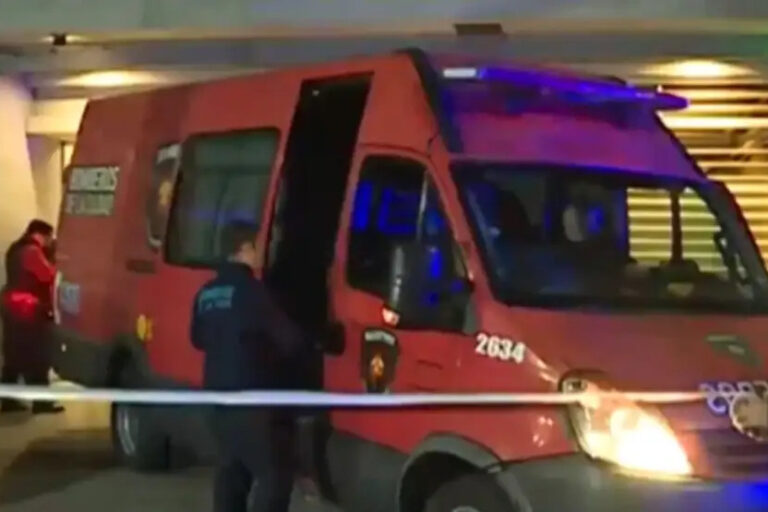 Una mujer y su hijo adolescente fueron encontrados sin vida