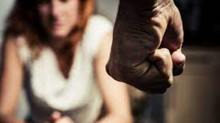 El Gobierno eliminó otro dos programas que asistían a mujeres víctimas de violencia de género