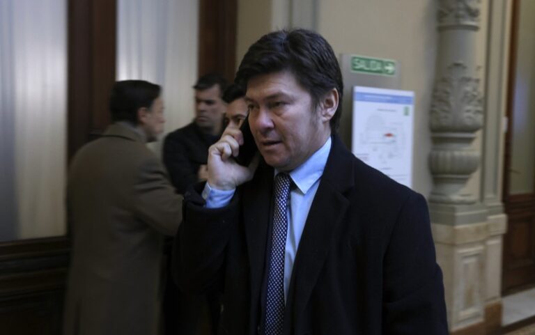 Karina busca convencer a Milei de viajar a Corrientes para resucitar la campaña de Almirón