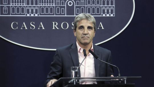 Luis Caputo contra los bancos: Si insisten con no acatar las normas, habrá que tomar medidas