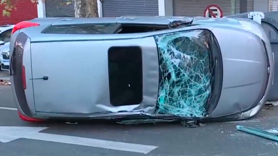 Una camioneta chocó e hizo volcar a un auto en Villa Crespo, escapando a toda velocidad