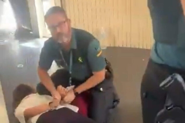 Escándalo en España: expulsan a 52 niños judíos de un vuelo sólo por cantar en hebreo