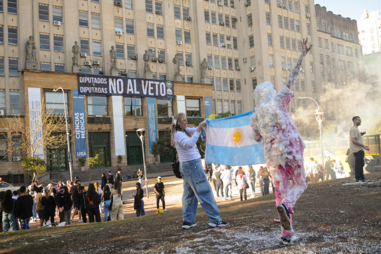 Las universidades se le paran de mano a la motosierra libertaria