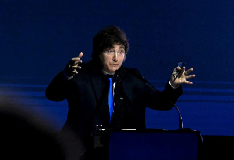 El Financial Times criticó el plan de Milei y aseguró que «la crisis se agudiza»