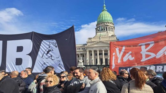 La protesta social frenó la mejora del ‘humor digital’ de los argentinos y expuso el desgaste político del gobierno de Javier Milei