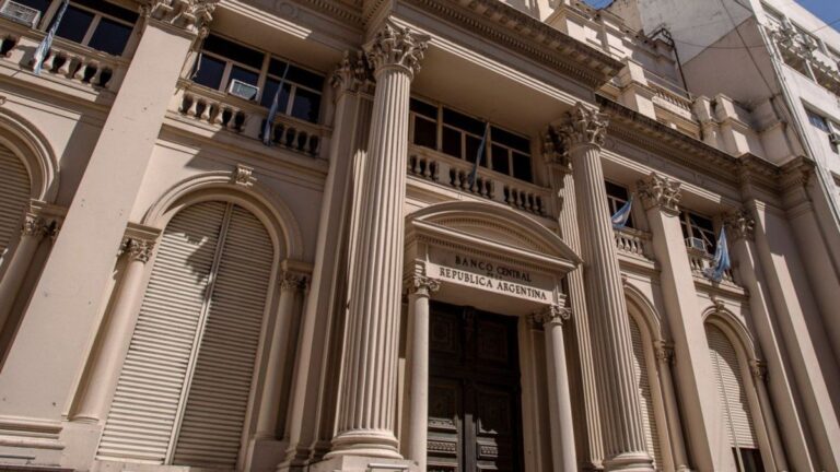 El Banco Central baja las tasas tras el anuncio del Tesoro de EE.UU. de un swap por 20 mil millones de dólares