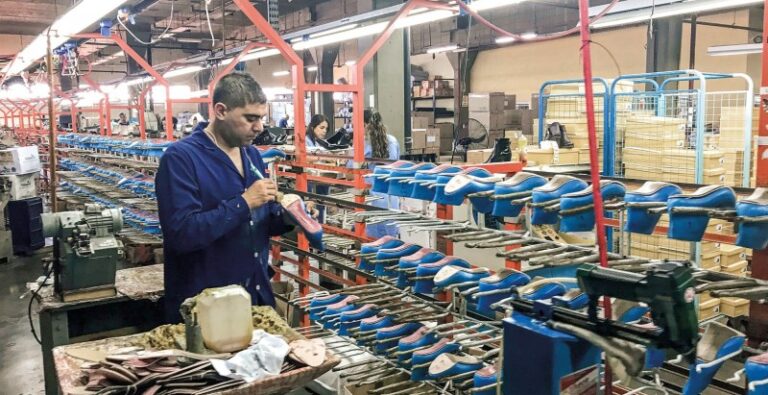 Crisis en la industria del calzado por la apertura de importaciones