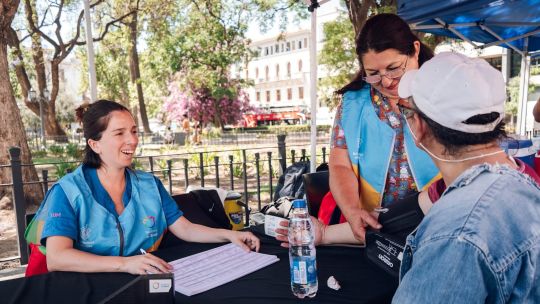 Olas de calor: cómo es el plan municipal que suma agua gratis y puntos de resguardo