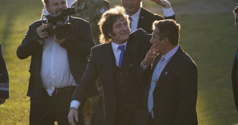 Javier Milei y sus medidas, EN VIVO: el Presidente defendió el traslado del sable de San Martín ante «la crítica infundada de
quienes se creen amos de nuestro pasado»