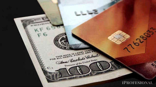 Cómo hace el BCRA para romper récord de reservas mientras vuelan gastos de argentinos en el exterior